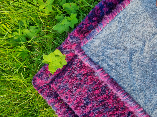 "Ullpakke for tur – Tuftet sitteunderlag + strikkesokker"