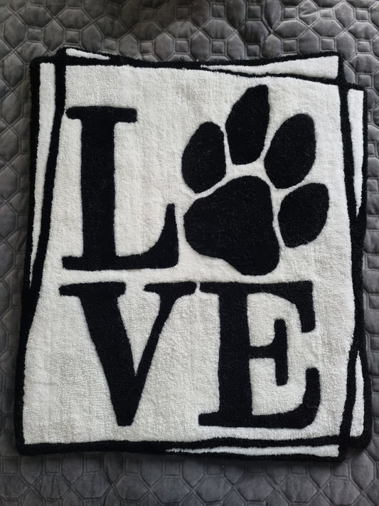 LOVE veggteppe – et symbol på kjærligheten mellom mennesker og dyr