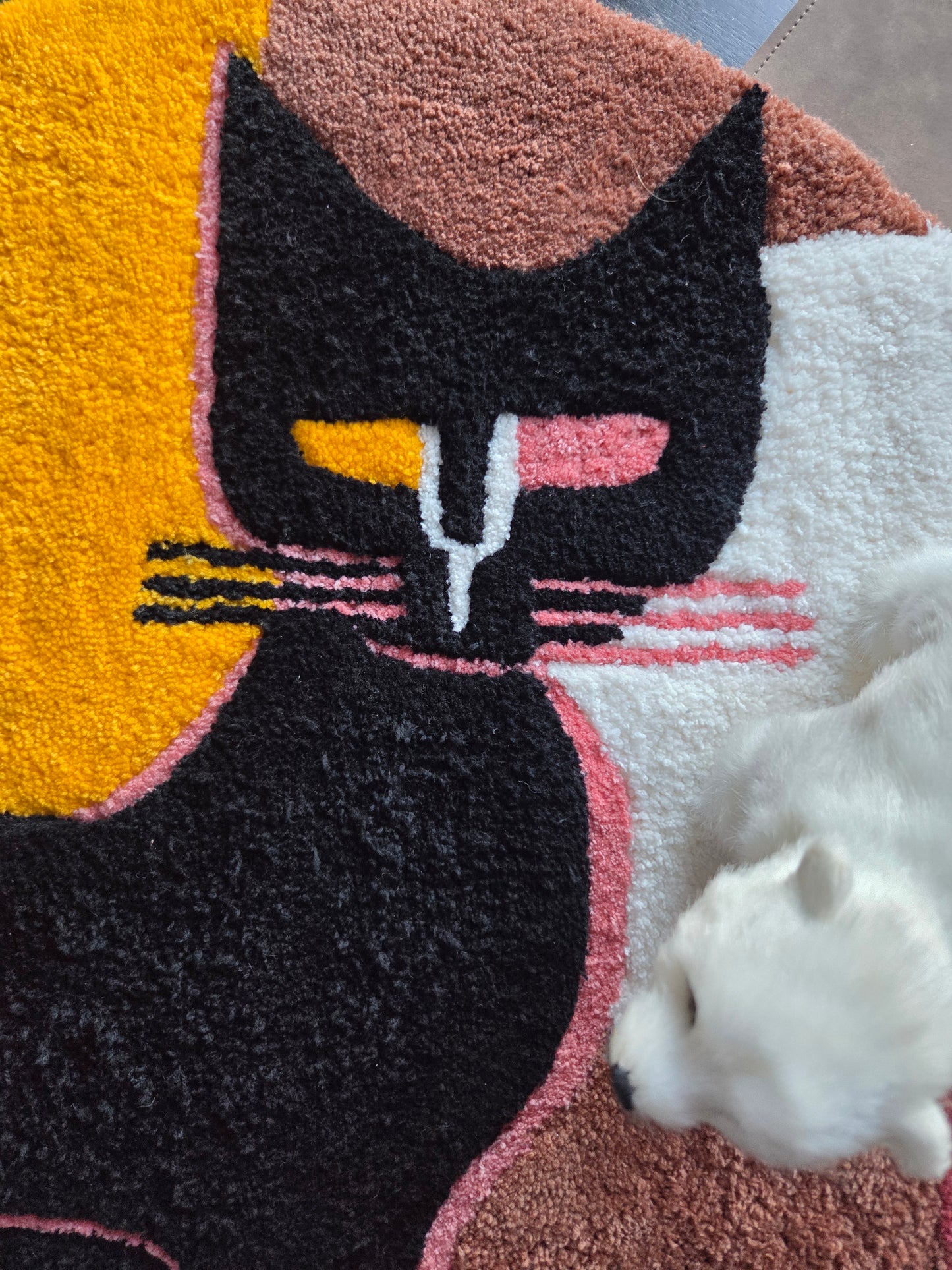 Katt – håndtuftet teppe med personlighet
