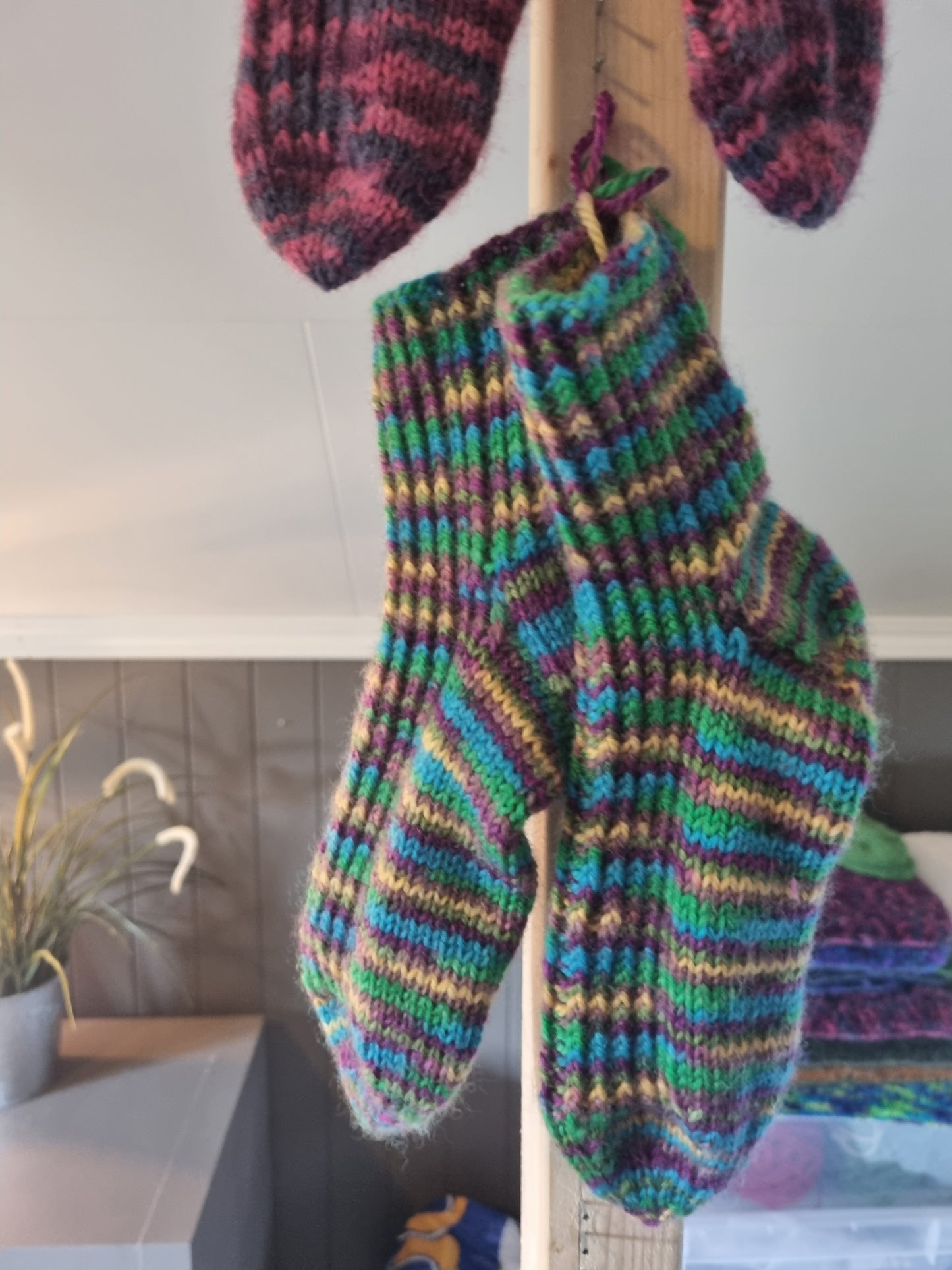 Regnbuesprett – håndstrikkede sokker 🌈🧦
